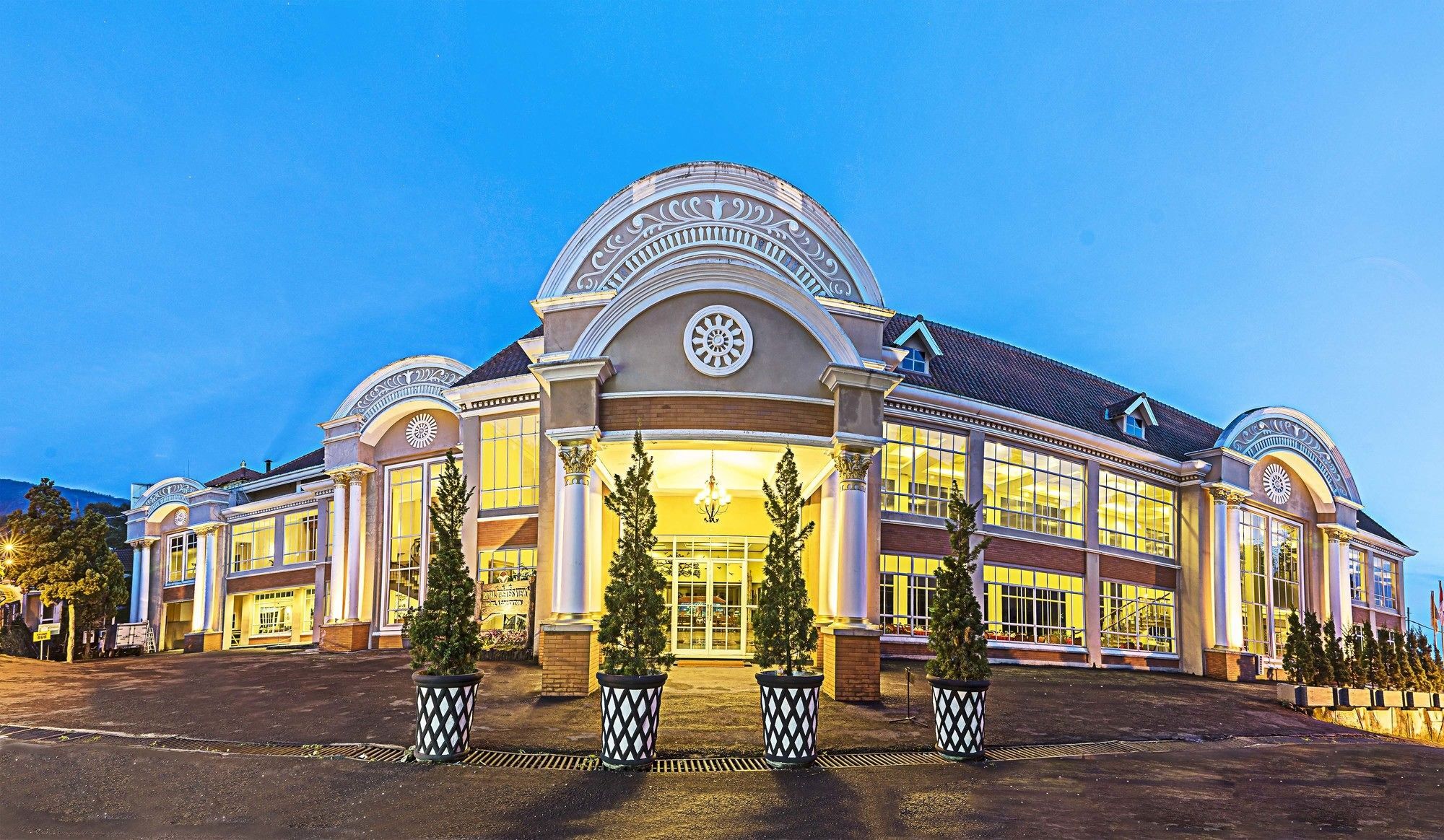 Royal Hotel Tretes Prigen Esterno foto